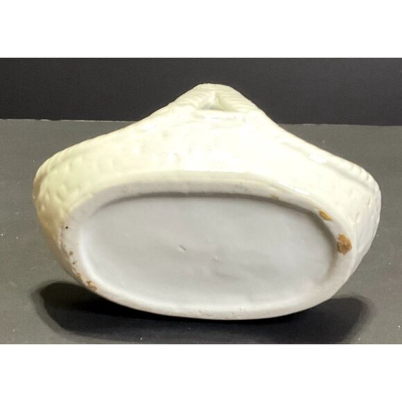 VTG WHITE DUCKS SALT AND PEPPER SHAKERS IN A BASKET WITH A BLANKET CERAMIC - Picture 8 of 8